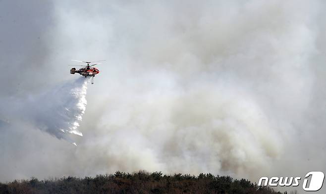 울산 울주군 두서면 한 야산에서 산불이 발생해 산림청 헬기가 진화작업을 벌이고 있는 모습.(자료사진) /뉴스1 ⓒ News1 윤일지 기자