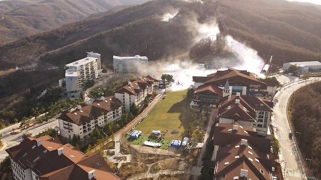 슬로프 제설 작업 전경(하이원리조트 제공)
