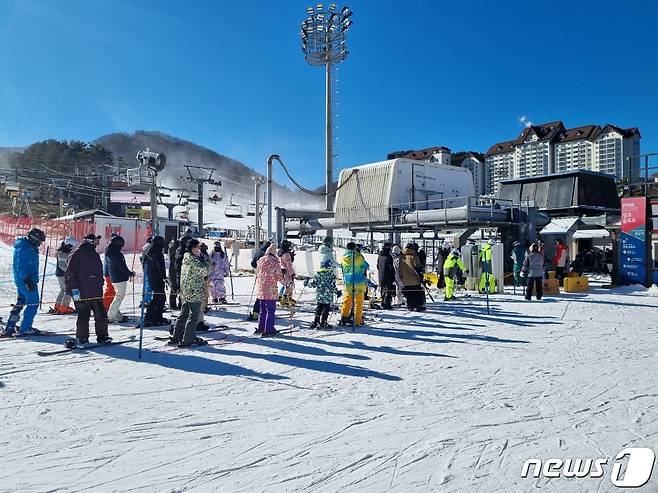 2일 개장한 강원 평창군 용평리조트에서 스키어들이 슬로프로 향할 리프트를 기다리고 있다. 2022.12.2/뉴스1 ⓒ News1 윤왕근 기자