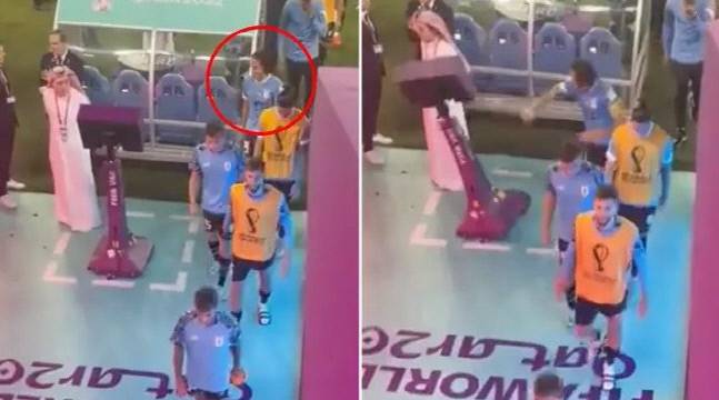 우루과이 공격수 에딘손 카바니가 16강 진출에 실패하자 분노를 표하고 있다.