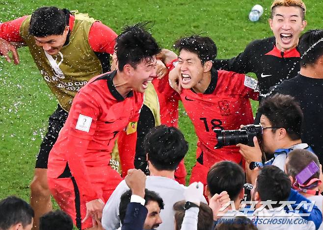 우루과이-가나의 경기 결과가 나오자 동료들과 함께 환호하는 손흥민.