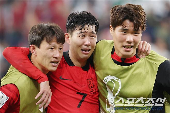 대한민국 축구대표팀 손흥민이 2일 오후(현지시간) 카타르 알라이얀 에듀케이션 시티 스타디움에서 열린 2022 카타르 월드컵 조별리그 H조 대한민국과 포르투갈의 경기에서 포르투갈에 2대1로 승리한 뒤 16강 진출이 확정되자 눈물을 흘리고 있다. 알라이얀(카타르)=송정헌 기자songs@sportschosun.com/2022.12.03/
