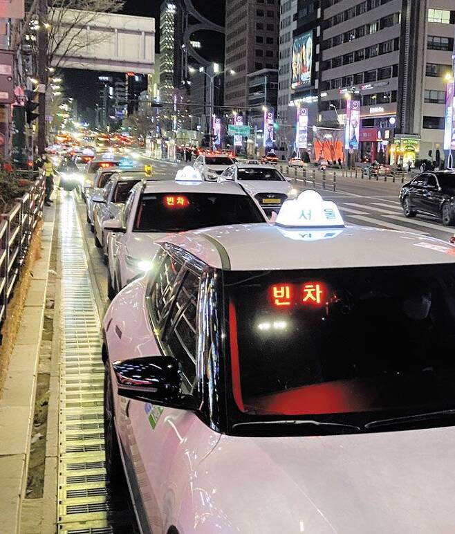 1일 오후 11시 50분쯤 서울 지하철 2호선 강남역 일대인 서초구 강남대로에‘빈 차’라고 적힌 택시 표시등에 불을 밝힌 채 손님을 기다리는 택시 수십 대가 길게 늘어서 있다. 2일 오전 1시 30분까지 현장에서 지켜보니 택시 줄이 가장 길 때는 400m에 달했다. /장근욱 기자