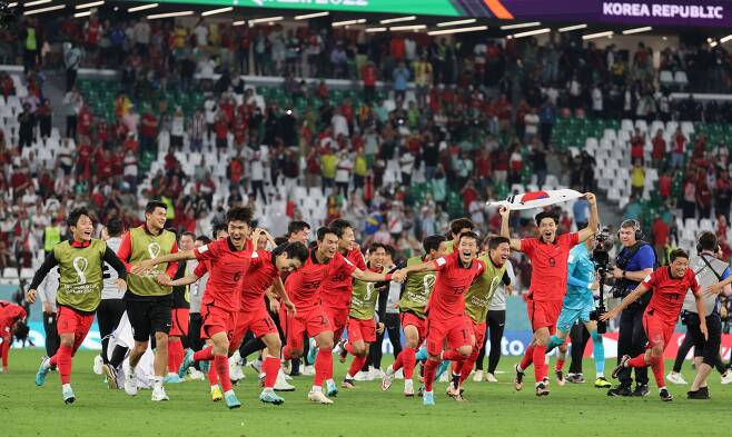2일 오후(현지시간) 카타르 알라이얀 에듀케이션 시티 스타디움에서 열린 2022 카타르 월드컵 조별리그 H조 3차전 대한민국과 포르투갈의 경기에서 2대 1로 승리하며 16강 진출을 확정지은 대한민국 선수들이 응원단을 향해 달려가고 있다./뉴스1