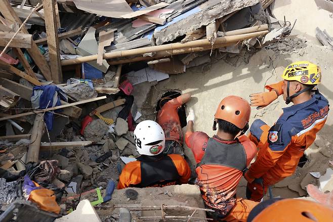 인도네시아 구조대원들이 23일(현지시간) 서자바주 치안주르의 건물 잔해에서 실종자 수색작업을 하고 있다. 지난 21일 발생한 규모 5.6의 지진으로 최소 268명이 사망했고, 151명이 아직 실종 상태인 것으로 집계됐다./연합뉴스