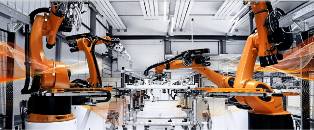 독일 쿠카의 산업용 로봇 팔. 쿠카 홈페이지