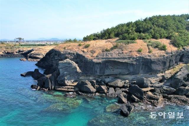 새가 날아다니는 절벽 ‘생이기정’.