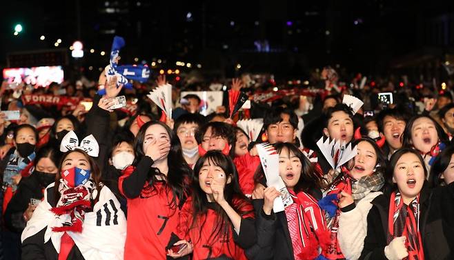 영하권의 날씨에도 눈물을 흘리며 대한민국 축구를 응원하는 붉은악마(뉴스1)