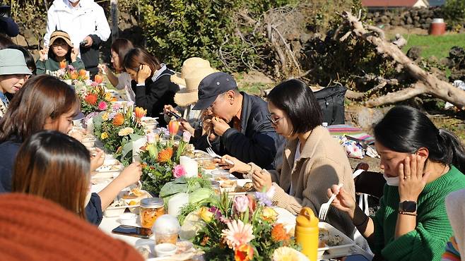 밭에서 도시락을 먹는 ‘밭크닉’을 즐기는 참가자들. 제주시농촌신활력플러스사업추진단 제공