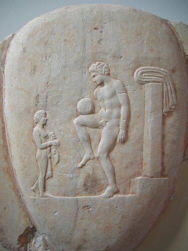 그리스 아테네 인근 도시에서 발견된 기원전 4세기 대리석 묘비 일부에 젊은 남성이 공을 다루고 시종이 지켜보는 모습이 새겨져 있다. 그리스 국립 고고학박물관 소장. 위키피디아