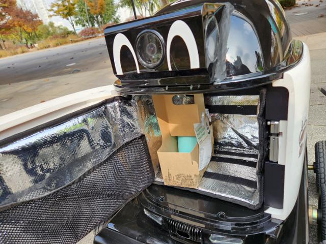 경기 수원시 광교 호수공원에서 배달시킨 커피를 자율주행 로봇 딜리가 배달해 온 모습. 박소영 기자