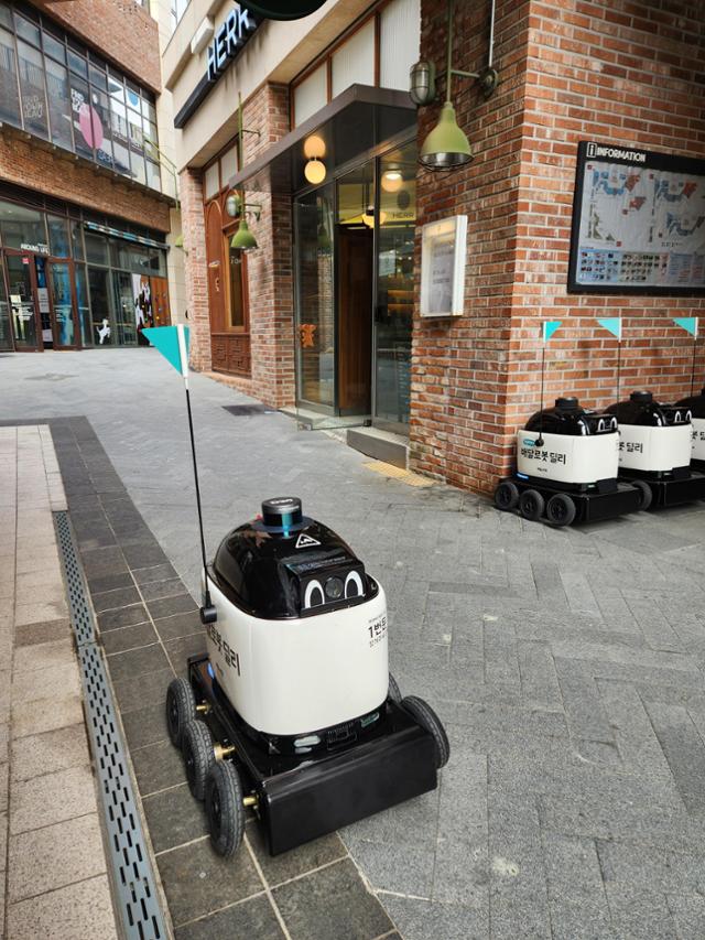 경기 수원시 광교 앨리웨이에 자율주행 로봇 딜리가 주차돼 있다. 박소영 기자