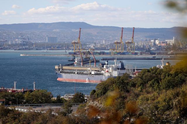 올해 10월 11일 러시아 노보로시스크에 있는 셰스카리스 항구에 체르노모트랜스네프트사의 유조선이 정박해 있다. 노보로시스크=AP 연합뉴스