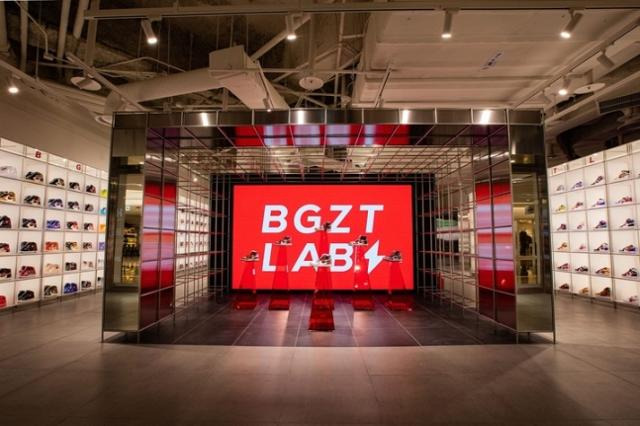 중고거래 플랫폼 번개장터가 지난해 10월 스타필드 코엑스몰에 문을 연 'BGZT Lab by 번개장터'(이하 브그즈트 랩) 매장 전경. 지난해 2월 여의도 '더현대서울'에 이어 두 번째 오프라인 매장이다. 번개장터 제공