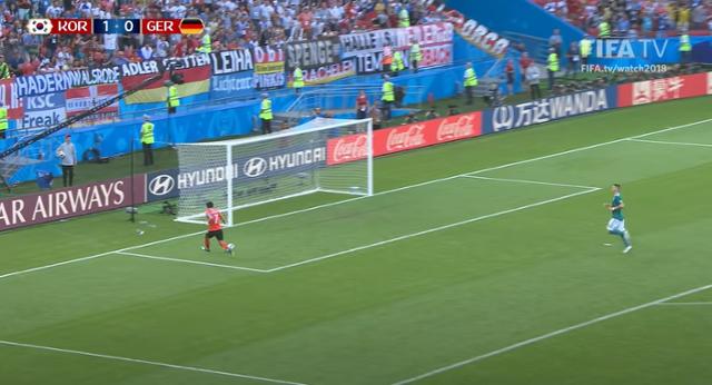 손흥민이 2018 러시아 월드컵 조별리그 최종전인 독일과 경기에서 두 번째 골을 성공시키고 있다. 한국은 2대 0으로 승리했고, 독일은 사상 처음으로 조별리그에서 탈락했다. FIFA 유튜브 영상 캡처