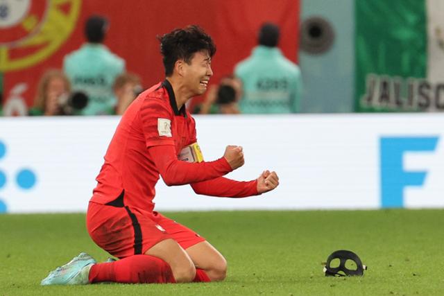 손흥민이 3일(한국시간) 카타르 알라얀 에듀케이션 시티 스타디움에서 열린 2022 카타르 월드컵 조별리그 H조 3차전 대한민국과 포르투갈의 경기에서 대한민국이 2대 1로 승리하자 눈물을 흘리며 기뻐하고 있다. 뉴스1
