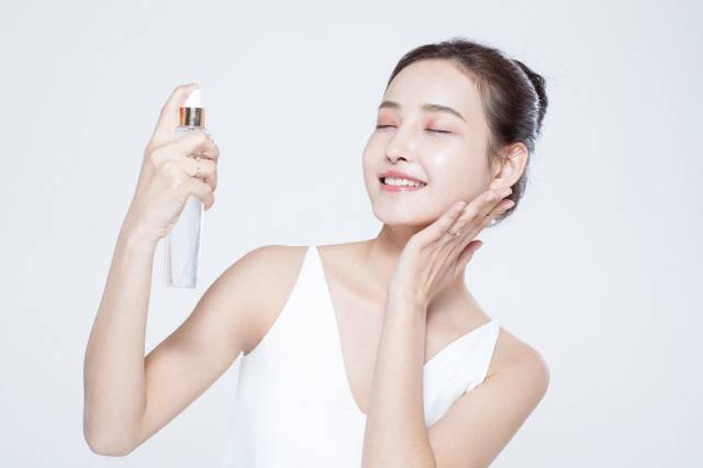 건조한 환경에서 미스트를 뿌리면 피부가 더 건조해질 수 있어 주의해야 한다./사진=클립아트코리아