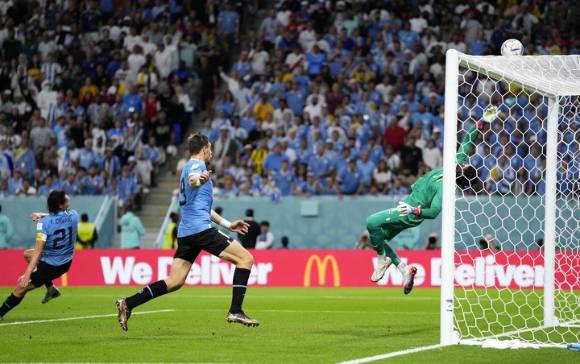 가나 축구대표팀 골키퍼 로렌스 아티-지기(오른쪽)이 3일(한국시간) 열린 우루과이와 2022 카타르월드컵 H조 조별리그 최종전 후반 44분 에딘손 카바니가 시도한 결정적인 헤더를 쳐내고 있다. [사진=뉴시스]