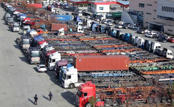 부산 남구의 한 주차장에 운행을 멈춘 화물차가 줄지어 서 있다. [사진=뉴시스]