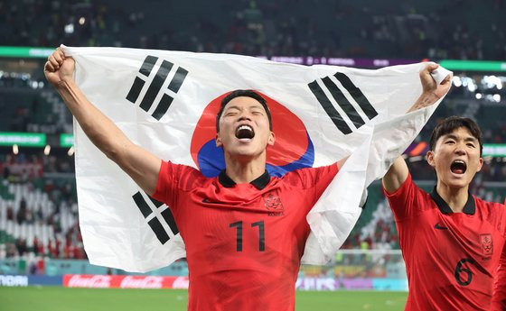 황희찬이 3일(한국시간) 카타르 도하 에듀케이션 시티 스타디움에서 열린 2022 FIFA 카타르 월드컵 조별리그 H조 3차전 포르투갈과 경기에서 역전골을 넣은 후 환호하고 있다. 김현동 기자