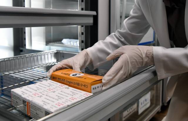 ▲ 춘천보건소 관계자가 코로나19 백신을 살펴보고 있다.