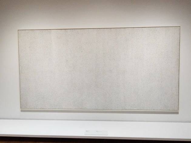 쿠사마가 1959년 그린 'No. AB.' 멀리서 보면 그저 때 탄 벽지처럼 보이지만...