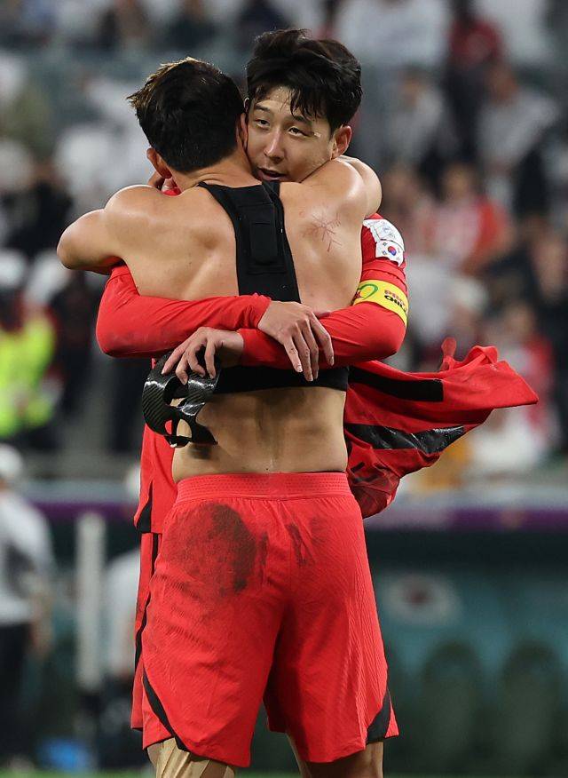 3일 오전(한국시간) 카타르월드컵 조별리그 H조 3차전에서 한국 대표팀이 포르투갈에 승리한 뒤 손흥민과 황희찬이 포옹을 하고 있는 모습. 연합뉴스