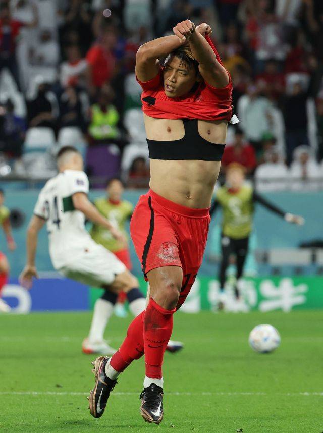 카타르월드컵 포르투갈과의 경기에서 극장골을 넣은 황희찬이 상의를 벗으며 세리머니를 하고 있다. 연합뉴스