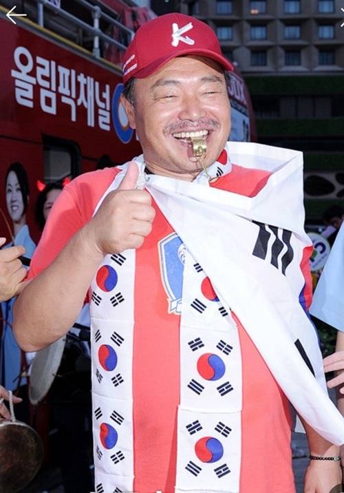 김흥국이 2022 카타르 월드컵에서 대한민국 국가대표팀 16강 진출을 자축한다. 사진=JMG(더블엑스엔터테인먼트)