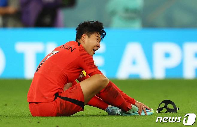 (알라이얀 로이터=뉴스1) 정윤미 기자 = 2일(현지시간) 카타르 알라이얀 에듀케이션시티 스타디움에서 포르투갈을 상대로 한국이 2대 1 승리를 거둔 가운데 손흥민 한국 선수가 기뻐하고 있다. 2022.12.02  ⓒ 로이터=뉴스1  Copyright (C) 뉴스1. All rights reserved. 무단 전재 및 재배포 금지.