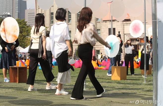 실외마스크 착용 의무 해제 이후 첫 야외 축제로 돌아온 '서울거리예술축제 2022'가 개막한 30일 서울시청 광장에서 시민들이 전시를 즐기고 있다. /사진=김휘선 기자 hwijpg@