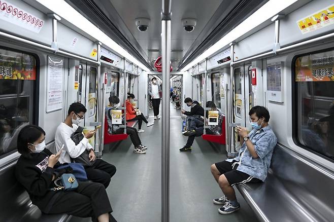 지난달 30일 코로나19 봉쇄가 완화한 중국 광저우시 하이주구에서 시민들이 지하철을 이용하고 있다./AFPBBNews=뉴스1