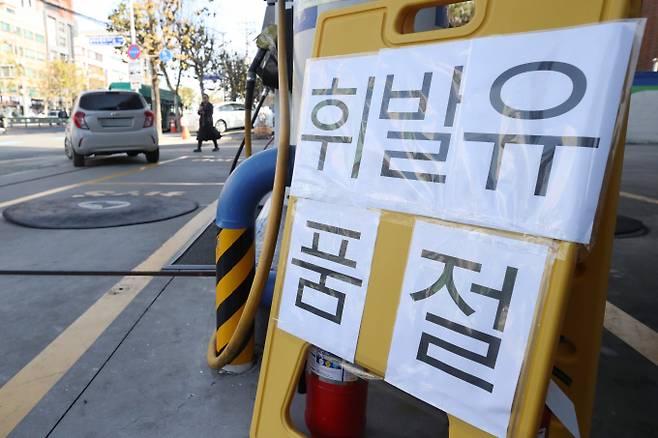 박일준 산업통상자원부 2차관이 3일 대한송유관공사 천안저유소를 방문했다. 화물연대 총파업이 8일째에 접어들면서 일부 주유소에 휘발유 품절 사태가 이어지는 가운데 지난 1일 서울 시내 한 주유소에 품절 안내문이 붙어 있다. /사진=뉴스1