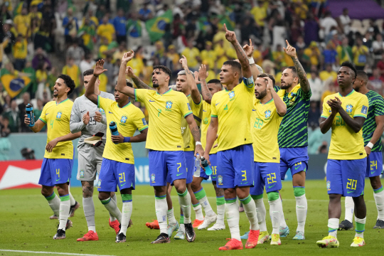 지난달 24일  브라질 선수들이 세르비아와의 경기에서 승리한 뒤 기뻐하고 있다. AP연합뉴스