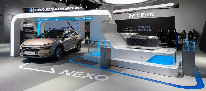 ‘2021 상하이 국제 모터쇼’에서 전시된 현대자동차 넥쏘와 수소연료전지시스템. [현대자동차 제공]
