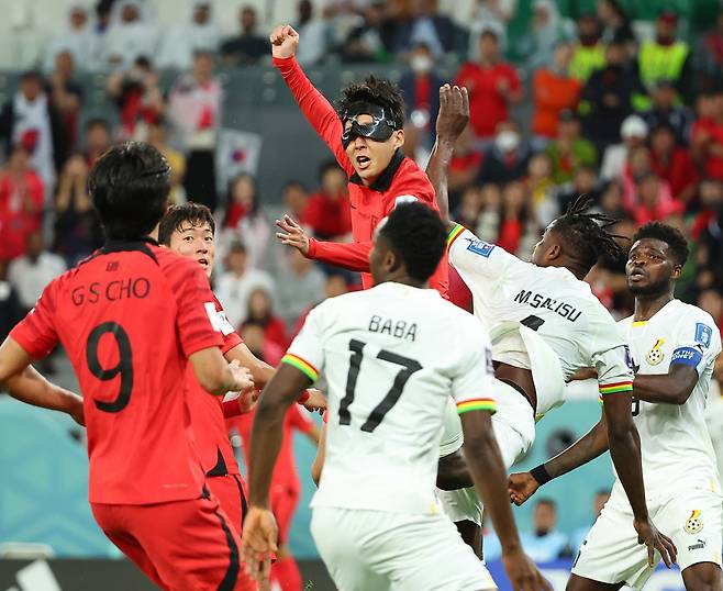 28일 오후(현지시간) 카타르 알라이얀의 에듀케이션 시티 스타디움에서 열린 2022 카타르 월드컵 조별리그 H조 2차전 대한민국과 가나의 경기. 대한민국 대표팀 손흥민이 헤더슛을 하자 마스크가 틀어지고 있다. [연합]