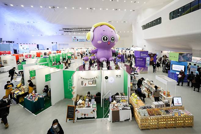 서울 동대문 DDP에서 2022 대한민국 관광기념품 박람회가 3일까지 열리고 있다.