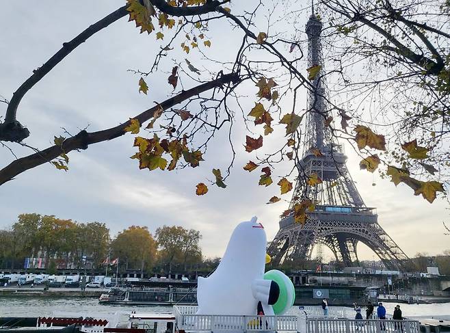 2030부산세계박람회(엑스포) 유치지원단이 28일(현지시간) 국제박람회기구(BIE) 총회 기간에 맞춰 프랑스 파리 센강에 정박해 있는 유람선에 부산시 캐릭터 '부기'로 만든 대형 인형을 전시했다. [연합]