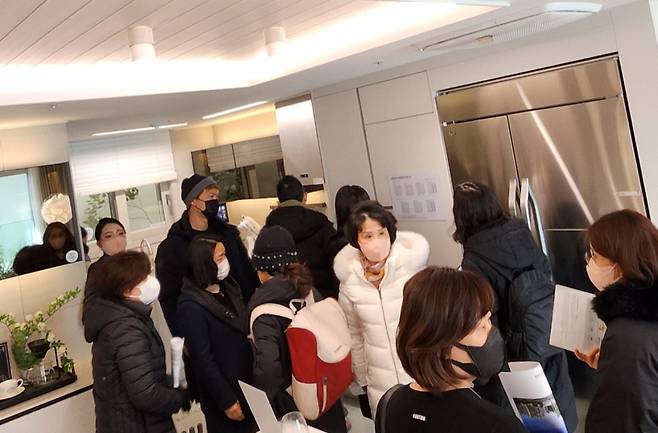 장위자이 레디언트 견본주택. 오픈 첫날인 12월 1일 3000여명의 방문객이 찾았다. 많은 고객들이 마련된 견본을 살펴보며 마감재 등을 꼼꼼히 따져본다. [서영상 기자]