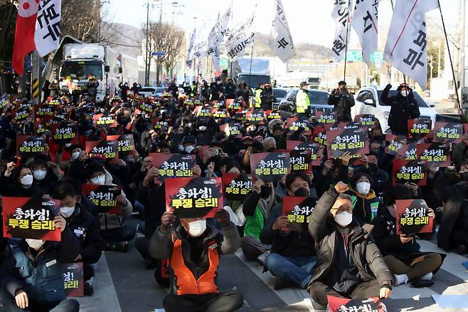 2일 오후 광주 광산구 금호타이어 광주공장 정문 앞에서 화물연대 총력투쟁 결의대회가 열리고 있다 [연합]