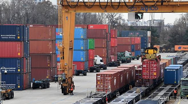 민주노총 공공운수노조 화물연대 총파업이 진행 중인 지난 28일 경기도 의왕시 의왕ICD 물류센터가 파업으로 인해 한산한 모습을 보이고 있다. 의왕=임세준 기자