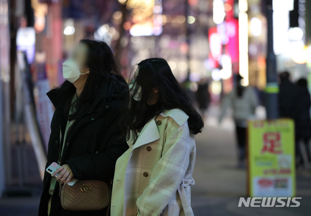 [서울=뉴시스] 서울 중구 명동 거리에서 두꺼운 옷을 입은 시민들이 걸어가고 있다. (사진=뉴시스 DB). photo@newsis.com