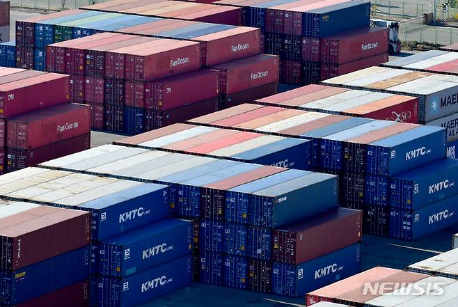 [광양=뉴시스] 김혜인 기자 =전남 광양시 광양항에서 육로로 반출되지 못한 컨테이너들이 쌓여있다. 2022.12.02.hyein0342@newsis.com