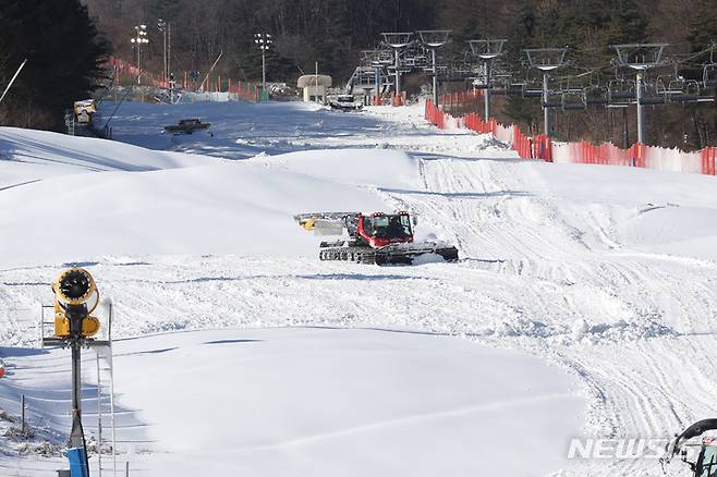 [평창=뉴시스] 김경목 기자 = 2일 오전 강원 평창군 봉평면 휘닉스 평창 스키장에서 슬로프를 만들고 있다. 2022.12.02. photo31@newsis.com