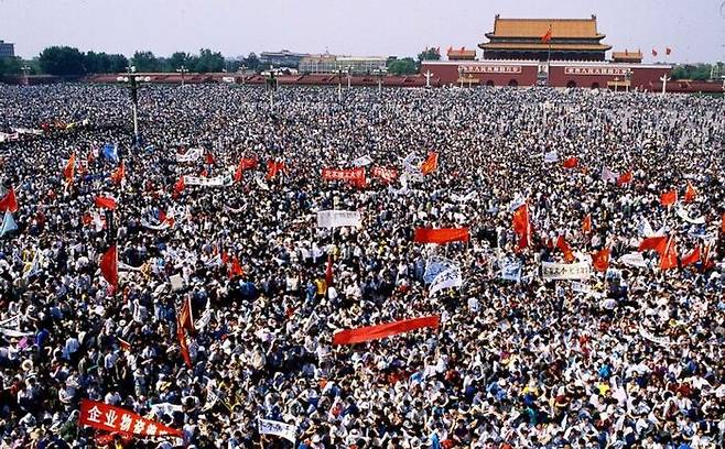 텐안먼 광장을 가득 메운 시위대. 1989년 5월4일. 게티이미지