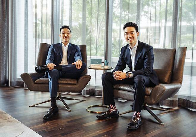 '더플러그드 드링크' CCO 저스틴 김(왼쪽)과 그의 친형인 CEO 레이 김(오른 쪽). (사진=더플러그드 드링크 제공)
