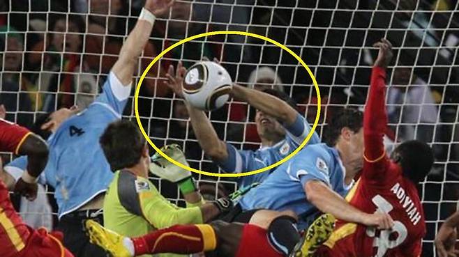 2010 남아공월드컵 8강전에서 '나쁜 손'으로 가나 득점 막은 우루과이 수아레스