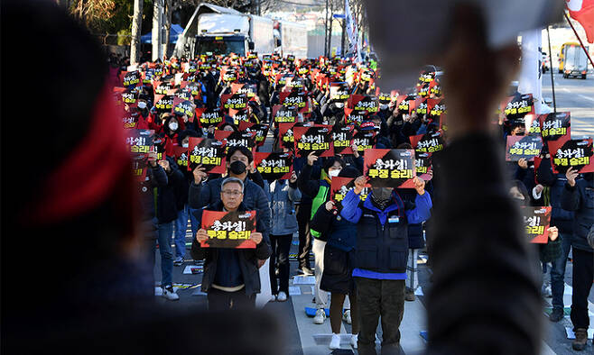 화물연대 파업 9일차를 맞은 2일 광주 광산구 금호타이어 공장 앞에서 화물연대 광주지역본부 총력투쟁 결의대회가 열리고 있다. 뉴시스