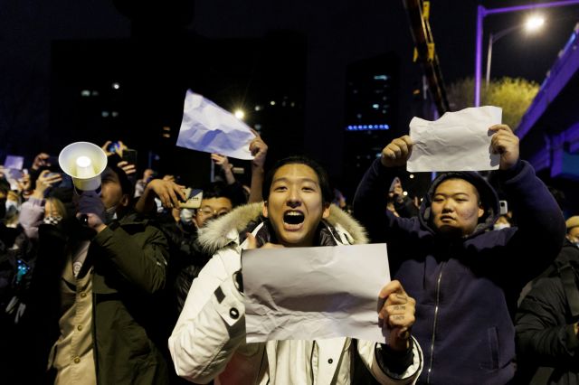 제로 코로나 정책과 이로 인한 봉쇄에 반대하는 중국 시민들이 지난달 28일 베이징에서 흰 종이를 들고 항의 시위를 벌이고 있다. 로이터 연합뉴스