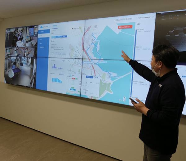 멀티버스플래닛 여수 내의 관제센터에서 담당자가 자율주행 셔틀 차량의 실시간 모니터링에 관해 설명하고 있다.ⓒ시사저널 오종탁